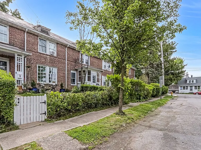 6 Bush Ave — Photo 2
