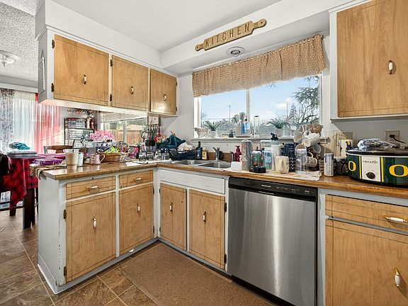 5th image of 1553 Crater Lake Ave