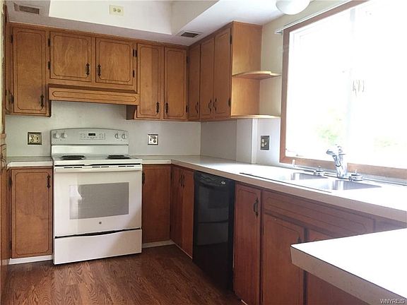 3rd image of 46 Jefferson St