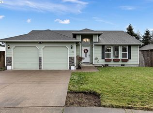 1020 Hazelnut Ct, Creswell, OR 97426