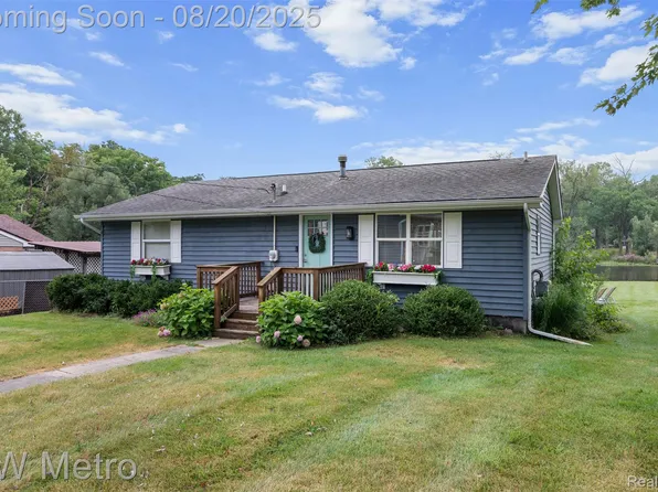 443 Bluewater Dr, Holly, MI 48442