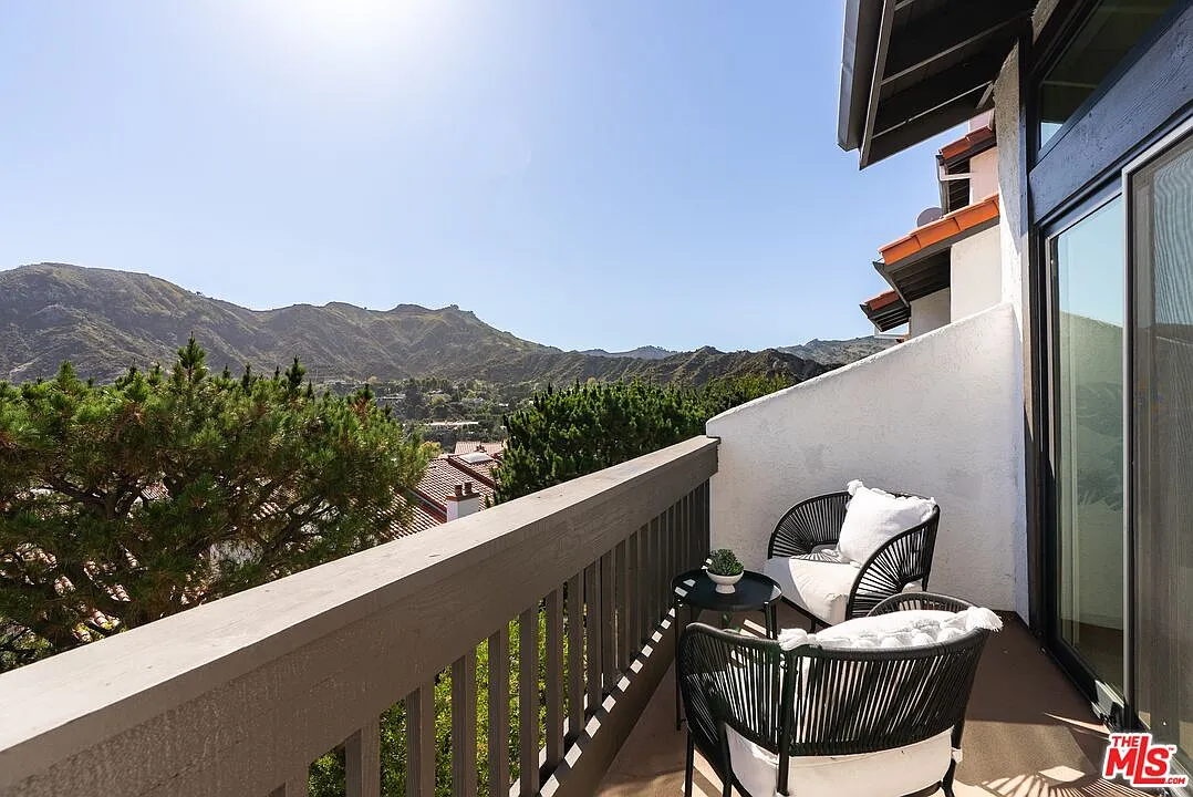 3 bed, 3.5 bath, 2467 sqft, $8,500 — Photo 3