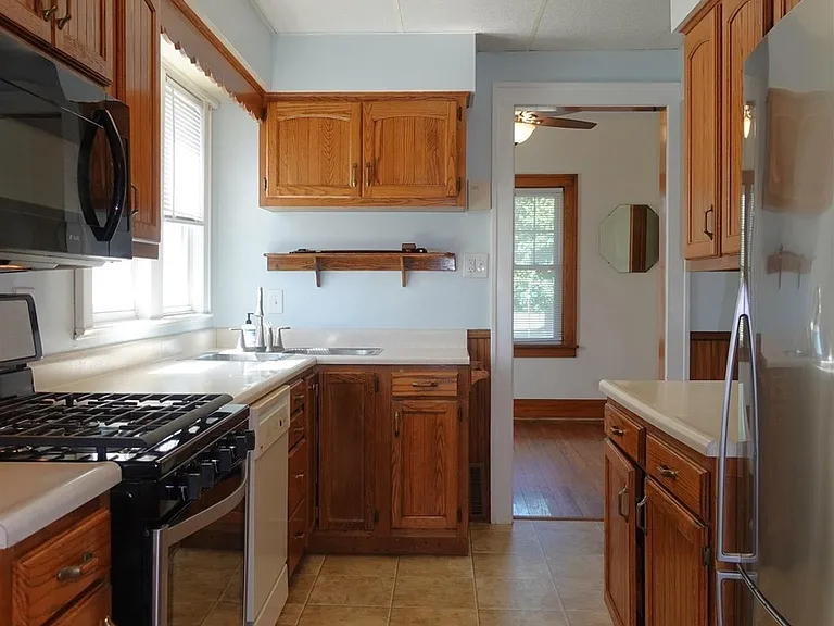914 E Losey St — Photo 18