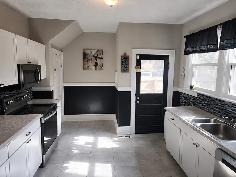 1024 W South Blvd — Photo 3