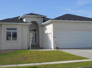 1013 Parkerplum Dr, Bismarck, ND 58503