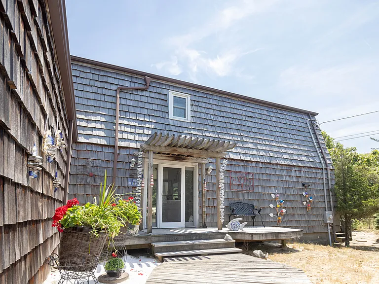 54 Cliff Rd — Photo 2