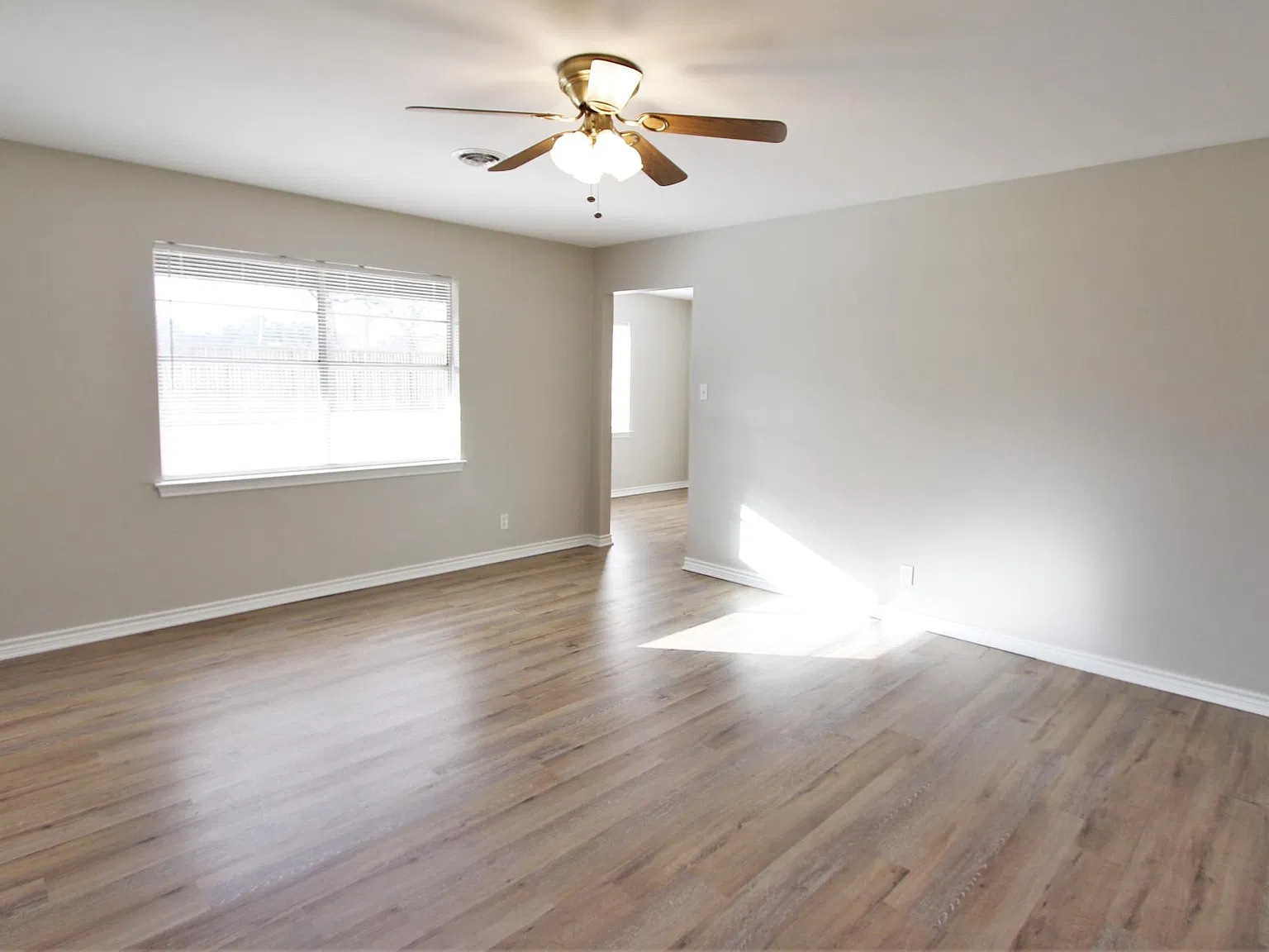 3 bed, 1.5 bath, 1300 sqft, $1,800 — Photo 2