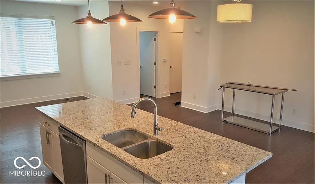2 bed, 2.5 bath, 1426 sqft, $2,600 — Photo 3