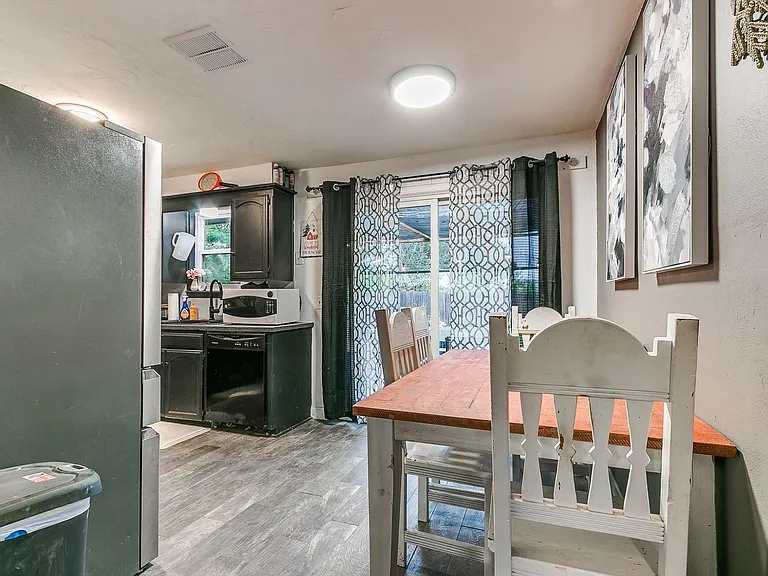 605 SW 10th St — Photo 5