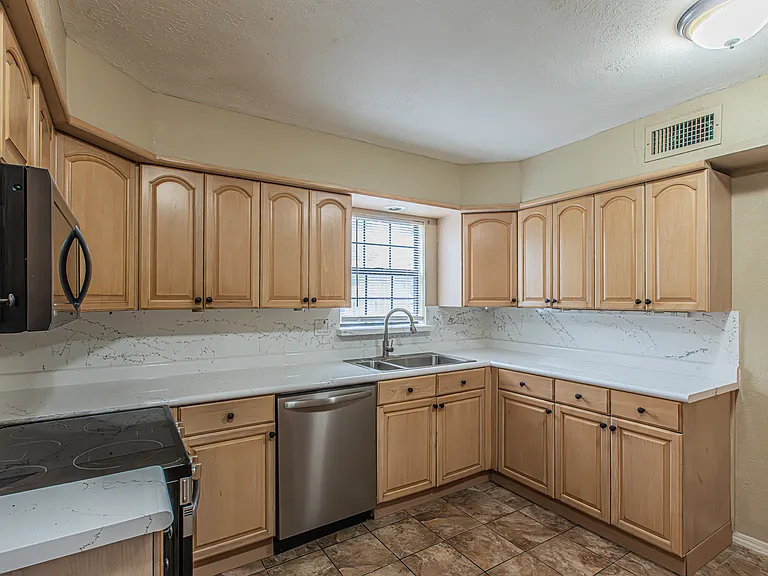 5203 Sutton Ct — Photo 17