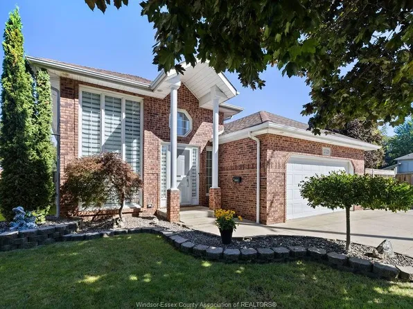 1520 Maple Ave, Lasalle, ON N9J 3L3