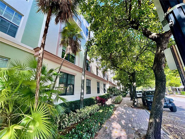 1919 Van Buren St #818A — Photo 46