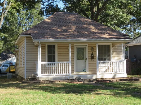 8 E Osage St, Paola, KS 66071