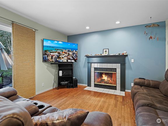 3rd image of 3840 Harbel Drive NE