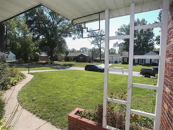 3rd image of 651 Applewood Dr