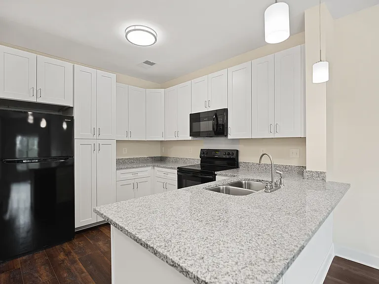Oak Forest Pointe — Photo 8