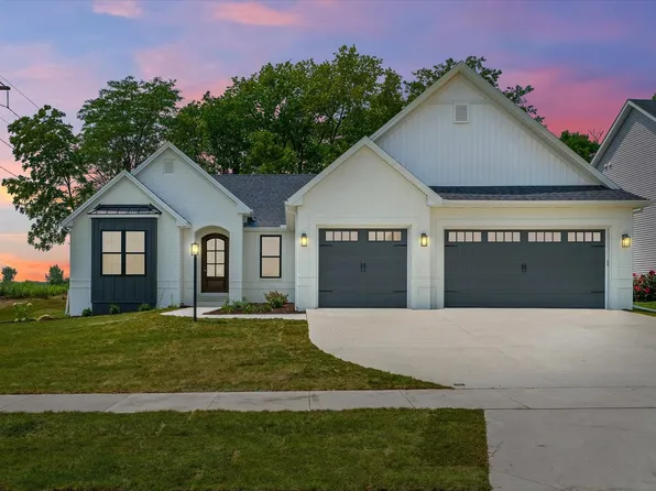 1123 Briarwood Ln, Mahomet, IL 61853