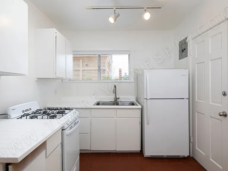 Crevillea Apartments — Photo 6