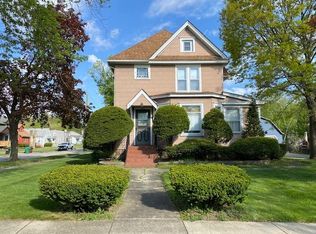 603 Amsterdam St, Woodstock, IL 60098