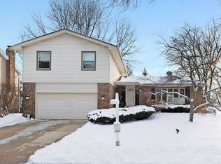 909 Stonehenge Ct, Naperville, IL 60563