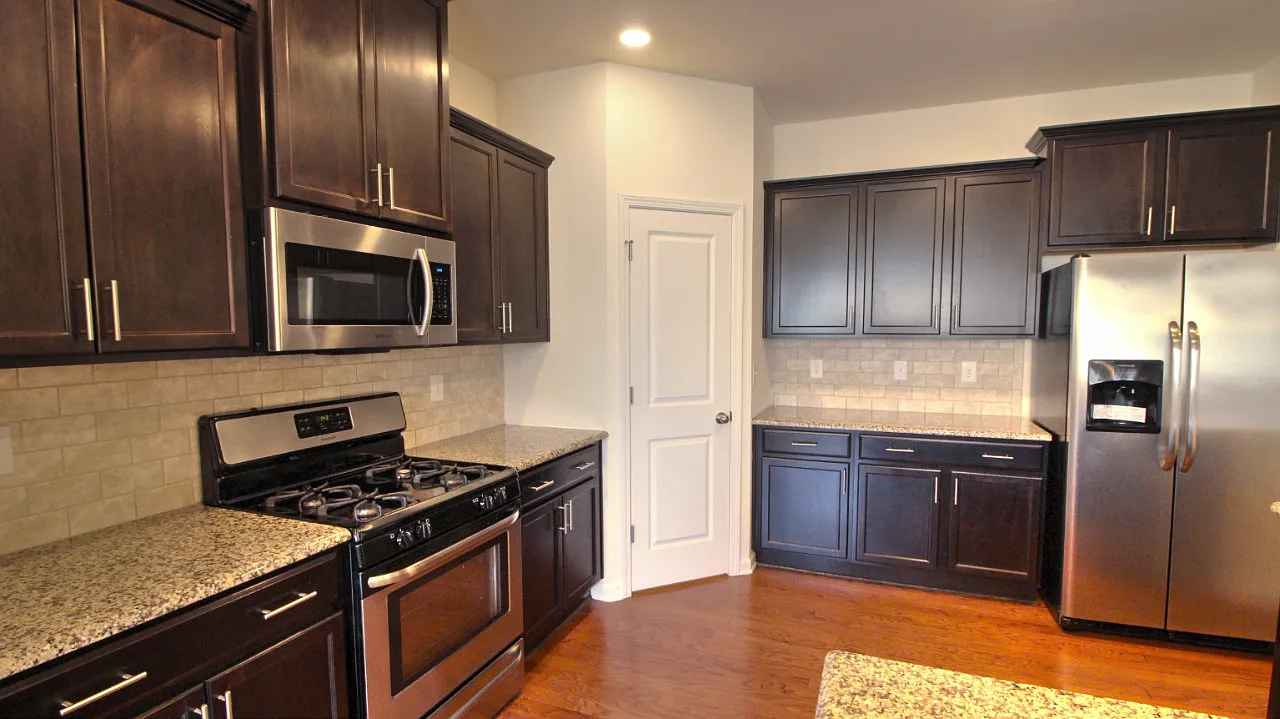 3 bed, 2.5 bath, 1923 sqft, $2,095 — Photo 3