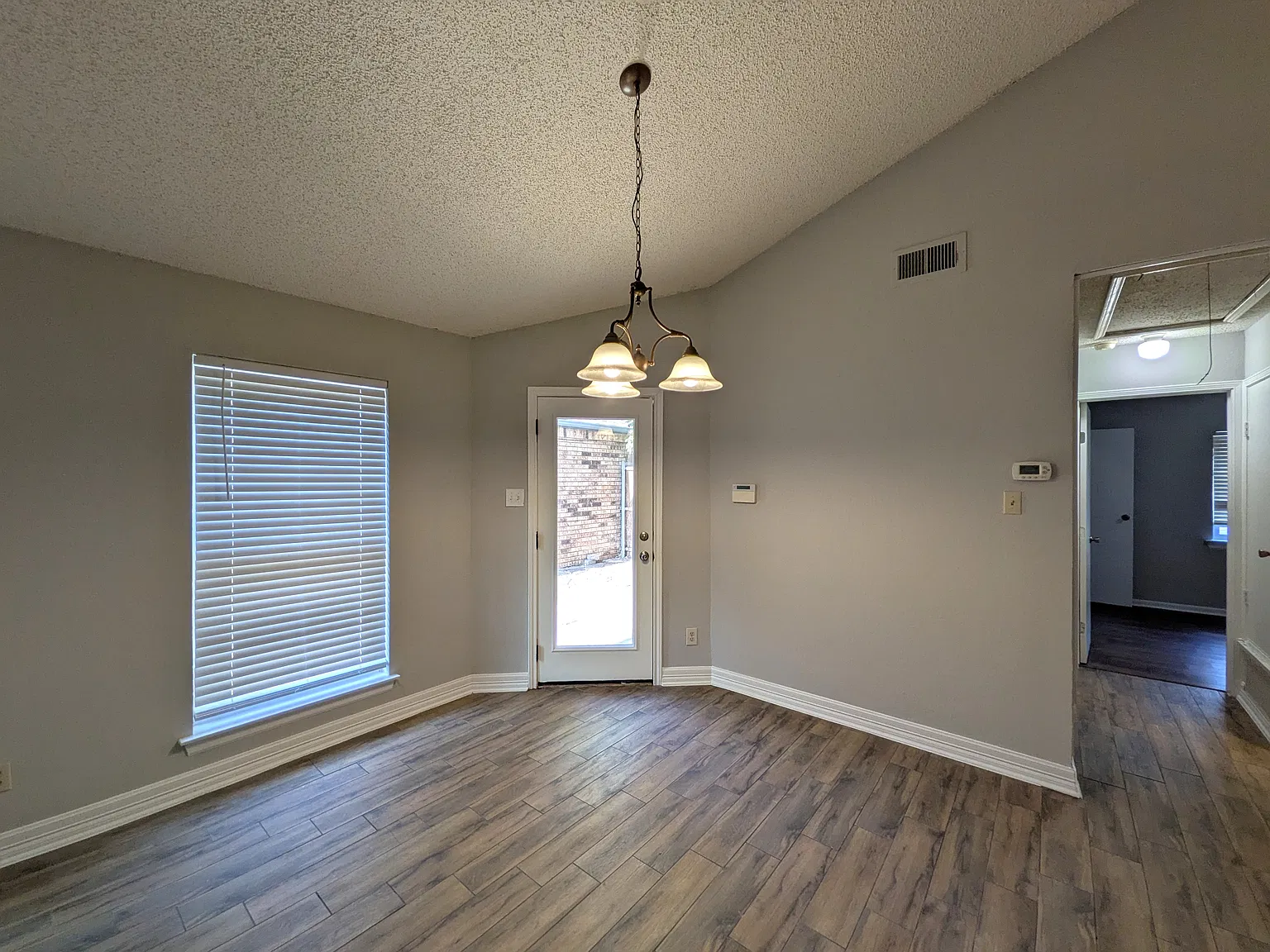 3 bed, 1396 sqft, $1,900 — Photo 3