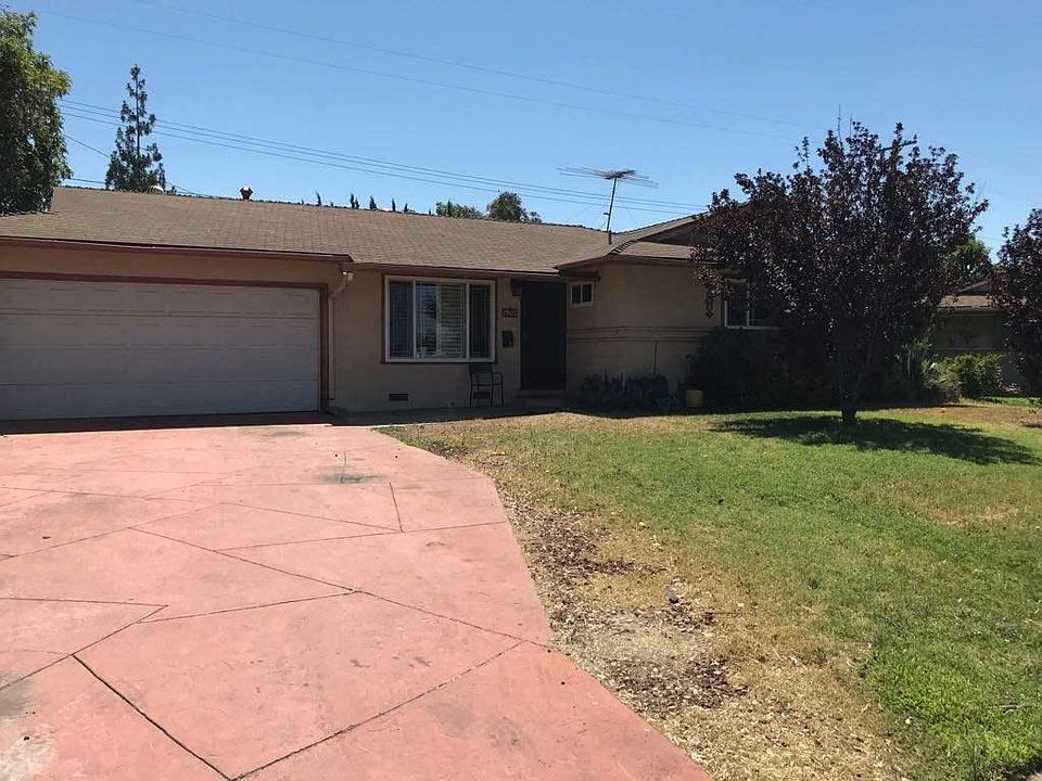 1st image of 822 N Fuchsia Ave