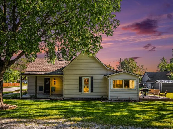 305 S Mill St, Smithville, MO 64089