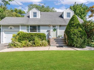 35 Roosevelt Ave, Massapequa Park, NY 11762