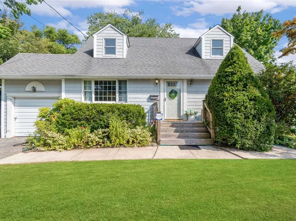 35 Roosevelt Avenue, Massapequa Park, NY 11762