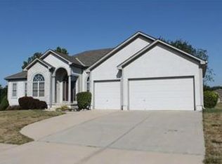 8710 Ridgeway Ct, Kansas City, MO 64138