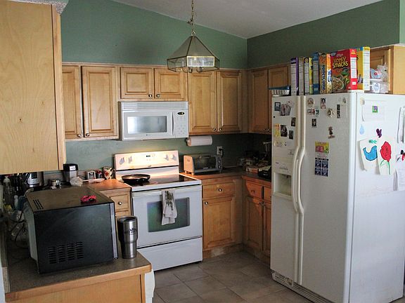 4th image of 2735 Greenwood Ln W