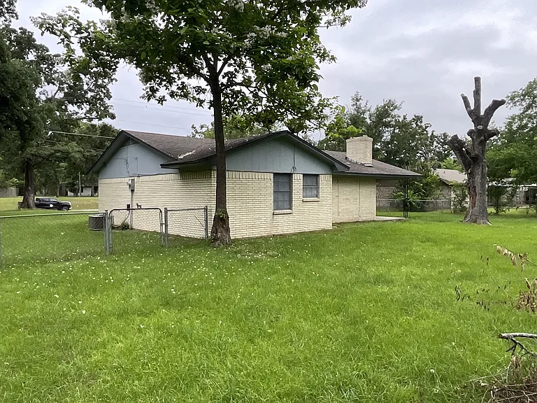 900 W State Highway 243 — Photo 4