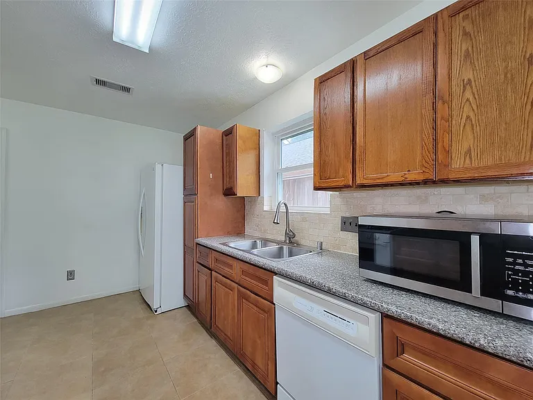 16807 Sussex Dr — Photo 19