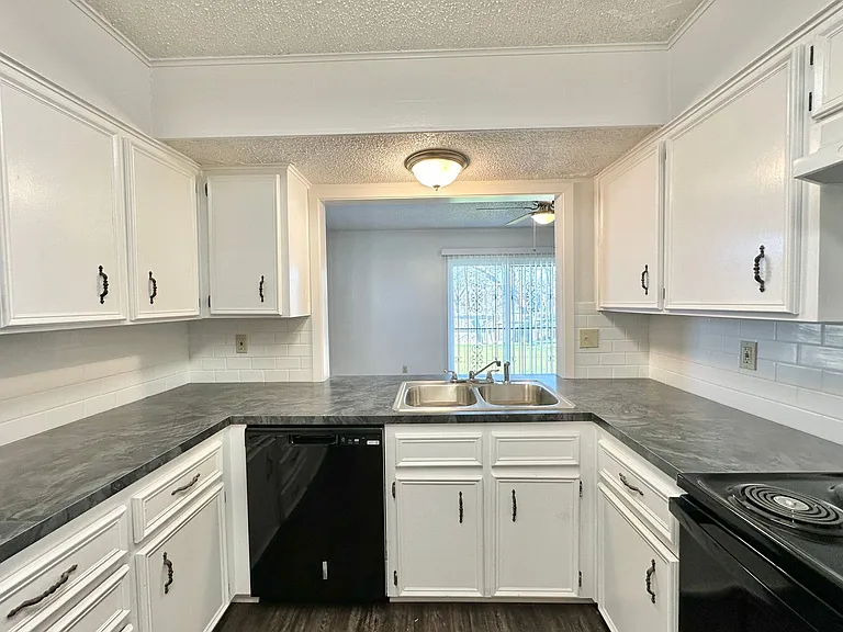 1501 Farhills Dr — Photo 13