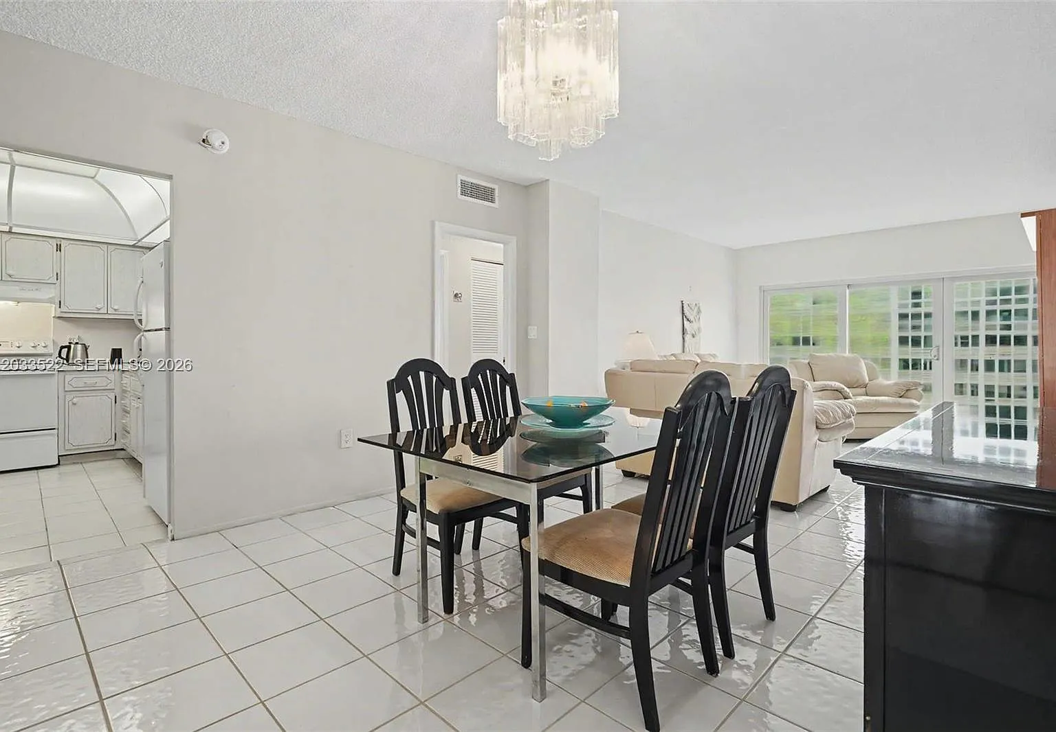 Hemispheres Condo — Photo 3