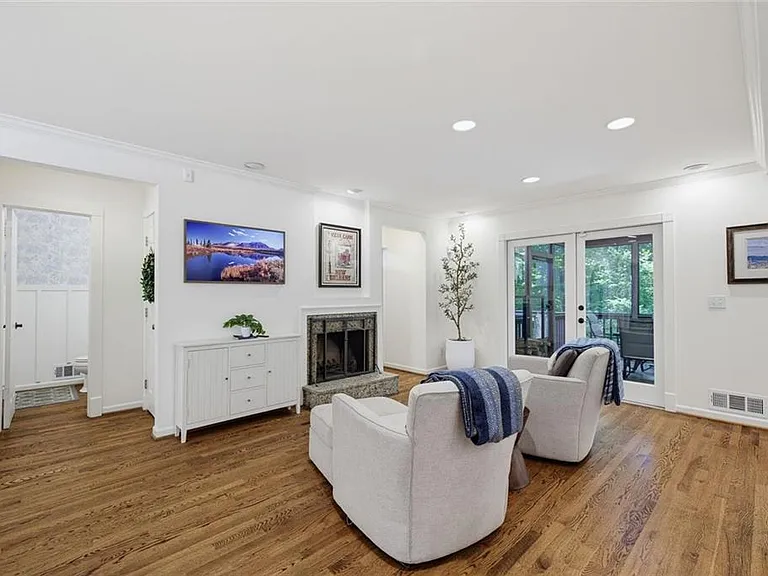 4966 Cambridge Dr — Photo 6