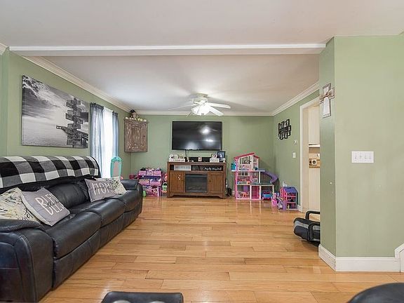 3rd image of 54 Gardiner Ave