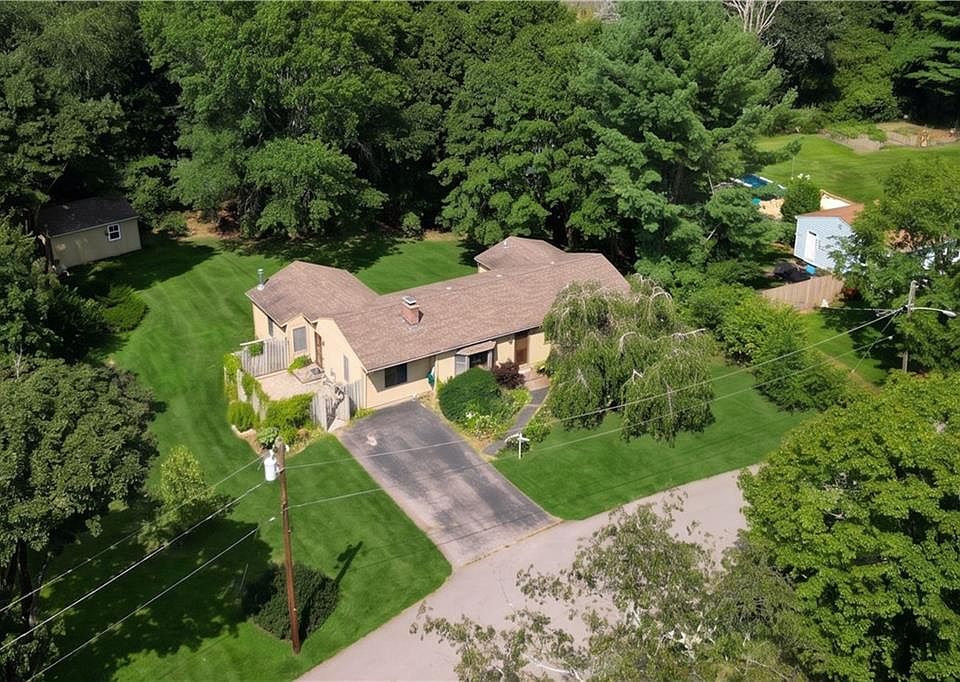 1st image of 17 Crest Dr