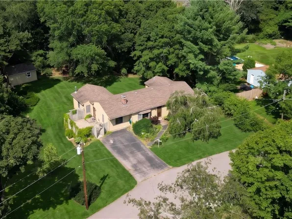 17 Crest Dr, North Kingstown, RI 02852