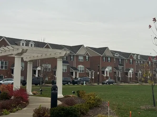 47757 Hillcrest Dr, Northville, MI 48168