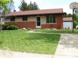 5210 Ridgetop Dr, Waterford, MI 48327