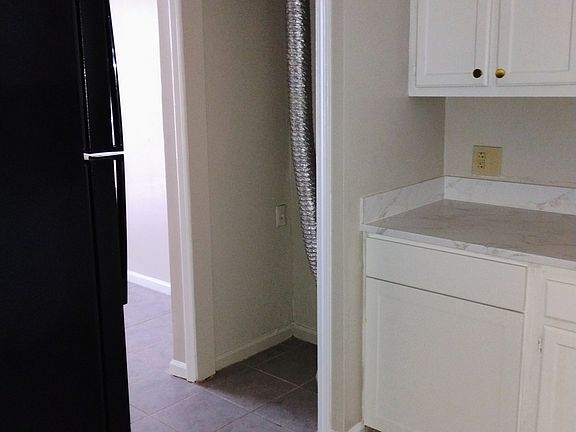 3rd image of 1724 Cedar Lake Dr APT C