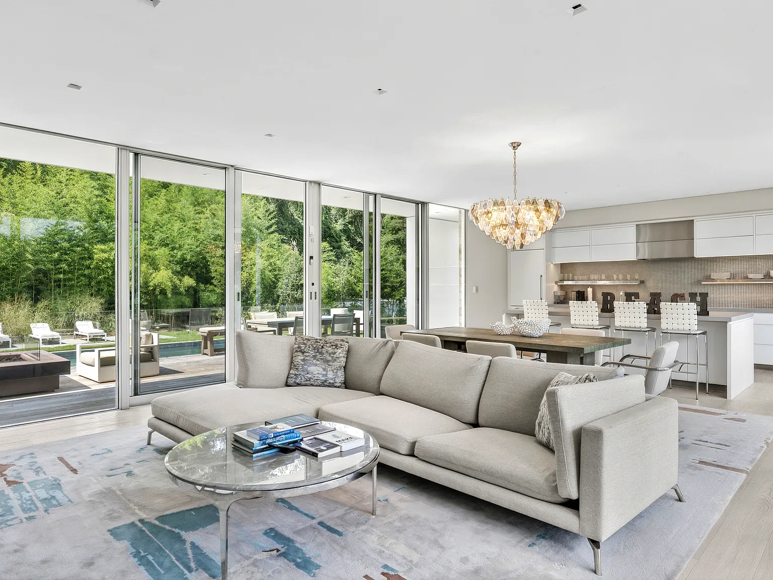 Chic North Haven Retreat with Bay Access, Pool & Tennis — Photo 3