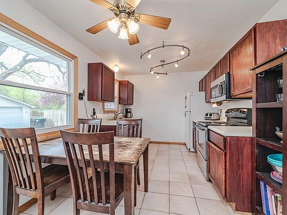4th image of 944 Blackoaks Ln