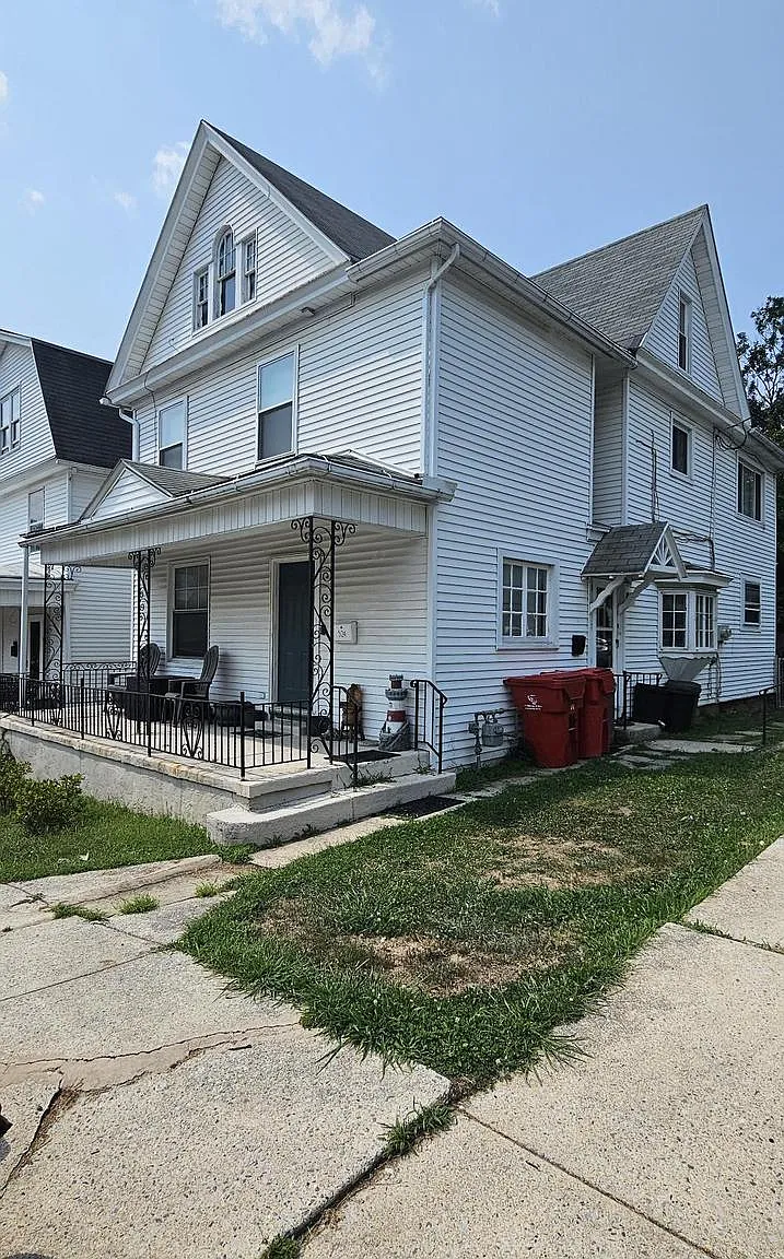 2 bed, 1.0 bath, 1002 sqft, $1,200 — Photo 1