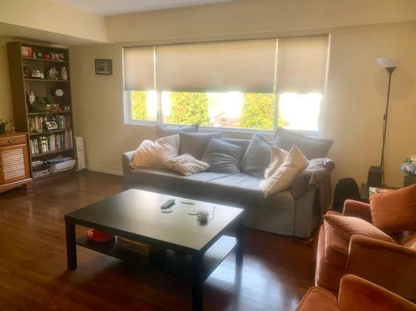 158 E 4th St #5, North Vancouver, BC V7L 1H6
