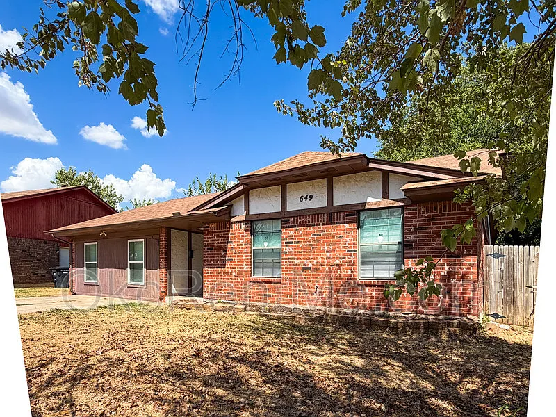 5 bed, 2.0 bath, 1675 sqft, $1,649 — Photo 2