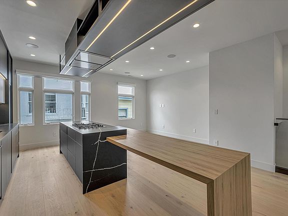5th image of 124 Varennes St #124