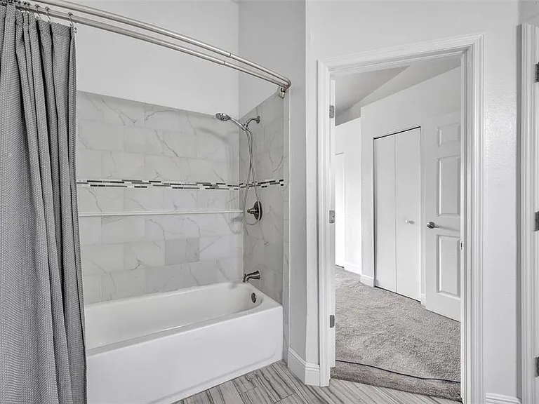 6127 Bayside Key Dr — Photo 32